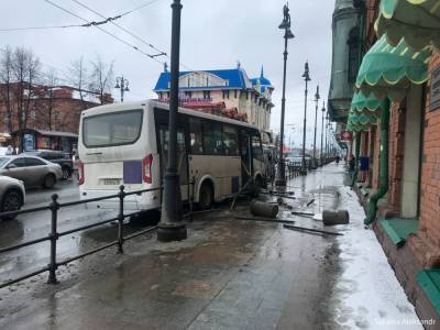 Автобус снес забор на проспекте Ленина в Томске