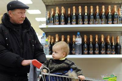 В России предложили не продавать алкоголь покупателям с детьми