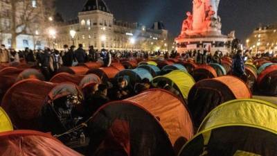 Видео: центр Париж превратился в приют для мигрантов под открытым небом