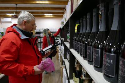 В России могут запретить продажу алкоголя покупателям с детьми