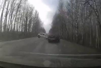 В сети появилась видеозапись лобового столкновения двух авто в Приозерском районе Ленобласти