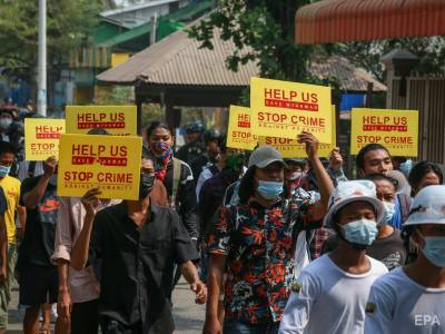 США и Великобритания ввели санкции против компаний Мьянмы, где случился военный переворот