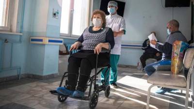 Алексей Вихарев подарил онкодиспансеру 2 кресла-коляски, 15 пульсоксиметров и кресло для забора крови (ФОТО)