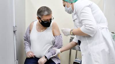 Почти каждый второй из сделавших прививку в Москве старше 60 – Ракова