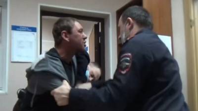 "Ты знаешь, кто у меня батя?": пьяного дебошира скрутили в аэропорту Барнаула