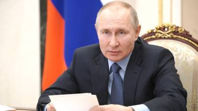 Путин рекомендовал защитить минимальный доход россиян от списания по долгам
