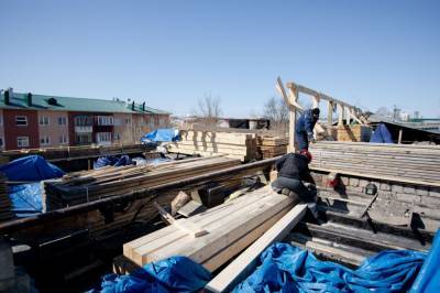 В Южно-Сахалинске продолжается ремонт пострадавшей от пожара четырехэтажки
