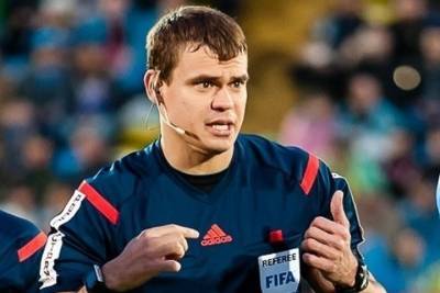 Российский футбольный арбитр встал на колено перед матчем