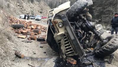 В горах Алтая перевернулся грузовик с дровами, водитель погиб