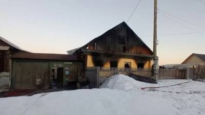 На Урале в пожаре погибла бабушка, мать и двое детей находятся в больнице