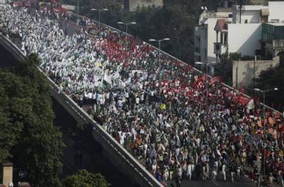 В Индии на протест вышли фермеры — перекрывают железные дороги и трассы