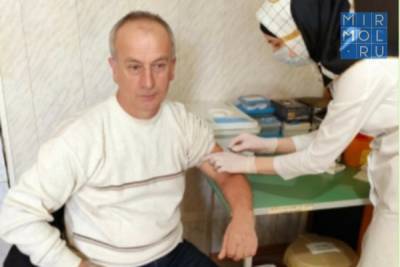 Директор ЦДОД Карабудахкентского района привился от коронавируса