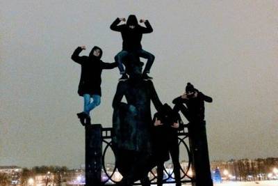 В Твери неизвестные залезли на голову памятника Пушкину