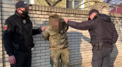 Мужчина в военной форме схватил пистолет, чтобы пострелять по прохожим: видео беспредела на Одесчине