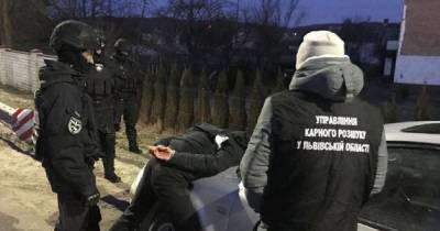 Травили алкоголем: во Львове задержали группу, подозреваемую в ограблении трудовых мигрантов