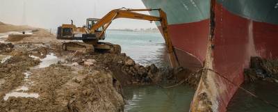 В Суэцком канале застряли семь судов с нефтью стоимостью $400 млн