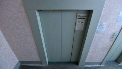 Сотрудники МЧС вытащили мать с ребенком из застрявшего лифта в Татарстане