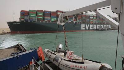 Bloomberg подсчитало ущерб от блокировки Суэцкого канала