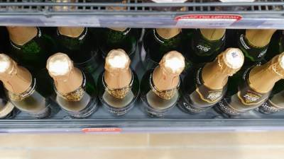 В Госдуме оценили идею запретить продажу алкоголя и сигарет покупателям с детьми