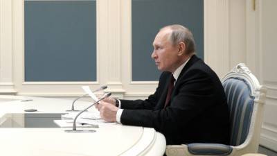Путин просит уберечь граждан с минимальным доходом от списаний по долгам