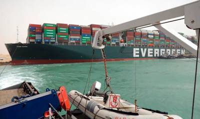 Владельцы севшего на мель в Суэцком канале контейнеровоза извинились за перекрытие движения
