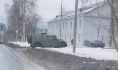 Броневик с пулеметом на улице напугал жителей Петрозаводска