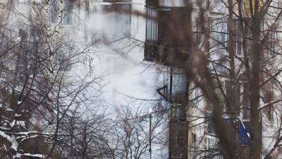 Видео: соседи через окно спасли подростка во время пожара в Новосибирске
