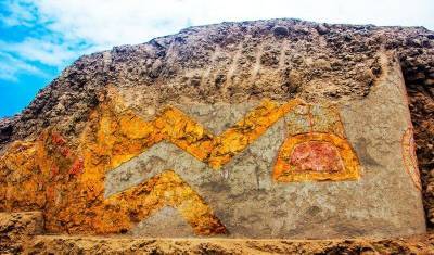 Обнаруженная в Перу 3200-летняя храмовая фреска изображает бога-паука с ножом