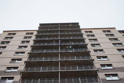 В Выборгском районе из окна многоэтажки выпал шестилетний мальчик