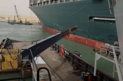 Задержка товаров на 400 миллионов в час: контейнеровоз блокирует Суэцкий канал