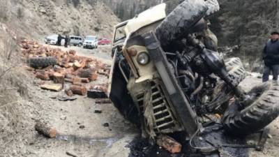В Алтайском крае опрокинулся грузовик с дровами – водитель погиб