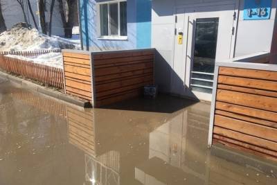 В Казани жители дома пожаловались на потоп у входа в подъезд