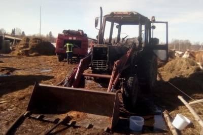 В Новодугинском районе сгорел трактор и 16 тонн сена