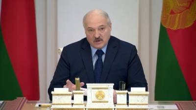 Лукашенко заявил, что белорусы "кое-что знают"