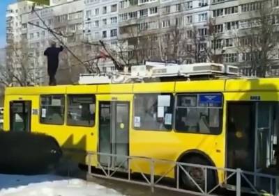 В Рязани у троллейбуса загорелись токоприемники