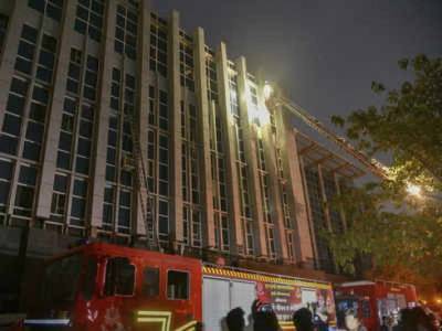 В Мумбаи в смертельном пожаре погибли больные COVID-19