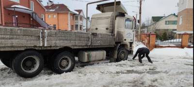 Фура не смогла форсировать затопленную улицу в Петрозаводске и застряла (ФОТО)