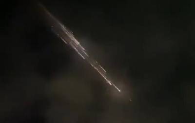 Падающие обломки ракеты SpaceX попали на видео