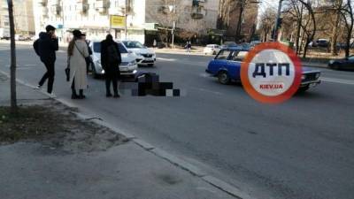 В Киеве таксист сбил молодую девушку, она в тяжелом состоянии: фото
