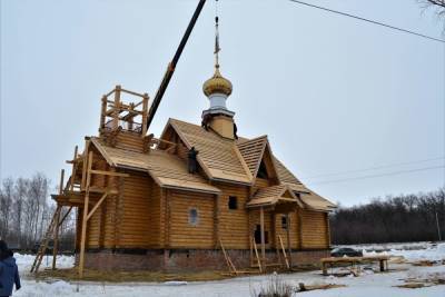 На храме в Сампурском районе установили купол и крест