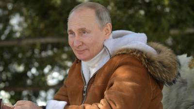 Песков рассказал, что Путин избежал "побочек" вакцинации