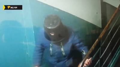 С ведром на голове: новосибирец крадет лампочки в подъездах