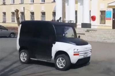 Мантуров прокатился на российском электрокаре Zetta в Тольятти