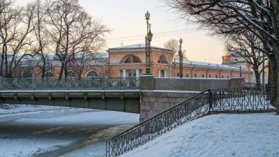 Петербуржцам объяснили, почему в реках и каналах потемнела вода