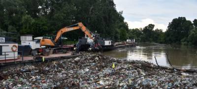 Между Венгрией и Украиной разгорается скандал из-за потока мусора в ЕС через Тису