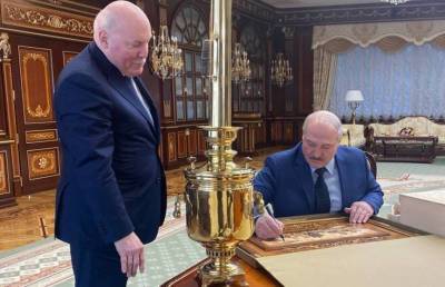 Мезенцев подарил Лукашенко самовар
