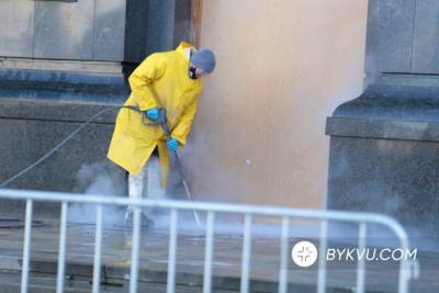 Офис Зеленского уже четвертый день отмывают от граффити: фото