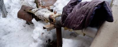Пенсионеры в Горно-Алтайске утепляют старой одеждой водопровод