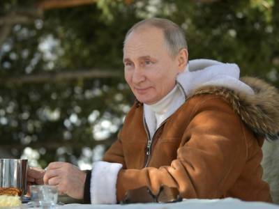 Песков не знает марку таежного тулупчика Путина