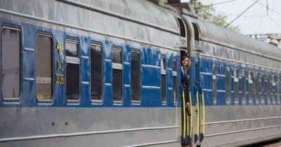 В "Укрзализныце" сообщили о движении поездов в "красных зонах": ограничения действуют в четырех областях